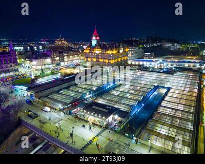 Luftaufnahme bei Nacht von der Waverley Station in Edinburgh, Schottland, Großbritannien Stockfoto