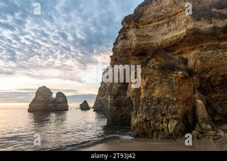 Wunderschöner Strand Praia do Camilo in der Nähe von Lagos in Portugal bei Sonnenaufgang Stockfoto