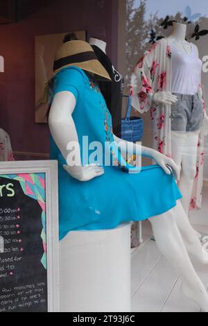 Boutique-Fenster mit Schaufensterpuppen in Damenmode Stockfoto