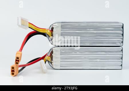 Neue Polymerbatterien mit Kabelsteckverbinder isoliert auf weißem Studiohintergrund Stockfoto