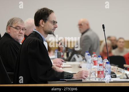 ACHTUNG REDAKTEURE: UNBLURRED-BILDER, NUR FÜR DEN INTERNEN GEBRAUCH IN BELGA - Staatsanwalt Frederic Renier, dargestellt während der Verfassungssitzung der Geschworenen beim Assizes-Prozess gegen Omar Benchamsy vor dem Assizes-Gericht der Provinz Lüttich, Mittwoch, den 22. November 2023. Benchamsy wird wegen zwei Mordes und fünf versuchten Mordes in einem Café in Eupen beschuldigt. BELGA FOTO BRUNO FAHY Stockfoto