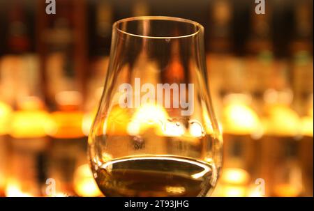 Aktenfoto vom 03/18 von einem Glas Whisky. Bundeskanzler Jeremy Hunt hat seine Herbsterklärung am Mittwoch im Unterhaus gehalten. Ausgabedatum: Mittwoch, 22. November 2023. Stockfoto