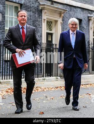 London, Großbritannien. November 2023. David Cameron, Außenminister und ehemaliger Premierminister, zusammen mit Andrew Mitchell, Parlamentarier, Staatsminister, Minister für Entwicklung im Amt für Auswärtige Angelegenheiten, Commonwealth und Entwicklung. Die Minister nehmen heute an der wöchentlichen Kabinettssitzung in der Downing Street Teil. Quelle: Imageplotter/Alamy Live News Stockfoto