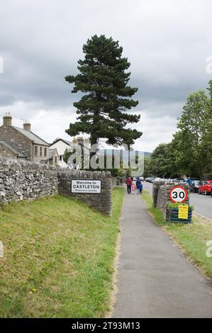 Castleton, Großbritannien – Juni 30 2023: Die Hauptstraße nach Casteton im Peak District. Stockfoto