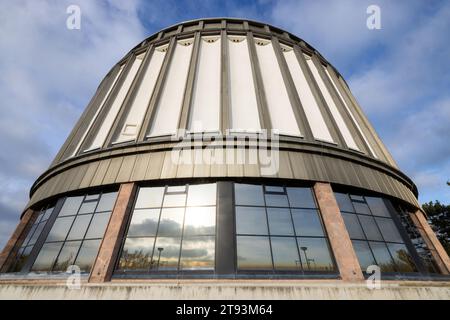 Bad Frankenhausen, Deutschland. November 2023. Das Panorama-Museum, das vor dem 500. Jahrestag der Bauernkriege 2025 renoviert werden soll, strahlt in der Sonne. Die äußere Betonkonstruktion des Museums, die „Wetterschale“, muss erneuert werden. Das Gebäude beherbergt ein monumentales Gemälde des Leipziger Malers Werner Tübke über den deutschen Bauernkrieg. Quelle: Michael Reichel/dpa/Alamy Live News Stockfoto