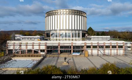 Bad Frankenhausen, Deutschland. November 2023. Das mit einer Fotodrohne fotografierte Panoramamuseum soll vor dem 500. Jahrestag der Bauernkriege 2025 renoviert werden. Die äußere Betonkonstruktion des Museums, die „Wetterschale“, muss erneuert werden. Das Gebäude beherbergt ein monumentales Gemälde des Leipziger Malers Werner Tübke über den deutschen Bauernkrieg. Quelle: Michael Reichel/dpa/Alamy Live News Stockfoto