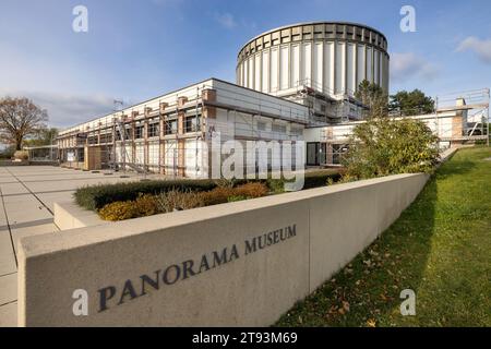 Bad Frankenhausen, Deutschland. November 2023. Das Panorama-Museum, das vor dem 500. Jahrestag der Bauernkriege 2025 renoviert werden soll, strahlt in der Sonne. Die äußere Betonkonstruktion des Museums, die „Wetterschale“, muss erneuert werden. Das Gebäude beherbergt ein monumentales Gemälde des Leipziger Malers Werner Tübke über den deutschen Bauernkrieg. Quelle: Michael Reichel/dpa/Alamy Live News Stockfoto