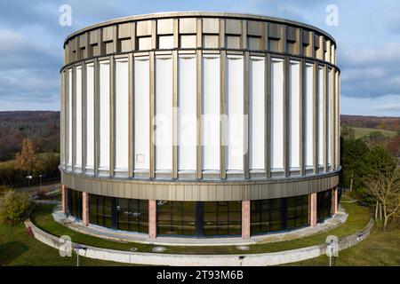 Bad Frankenhausen, Deutschland. November 2023. Das mit einer Fotodrohne fotografierte Panoramamuseum soll vor dem 500. Jahrestag der Bauernkriege 2025 renoviert werden. Die äußere Betonkonstruktion des Museums, die „Wetterschale“, muss erneuert werden. Das Gebäude beherbergt ein monumentales Gemälde des Leipziger Malers Werner Tübke über den deutschen Bauernkrieg. Quelle: Michael Reichel/dpa/Alamy Live News Stockfoto