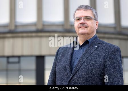 Bad Frankenhausen, Deutschland. November 2023. Gerd Lindner, Museumsdirektor, steht vor dem Panoramamuseum, das vor dem 500. Jahrestag der Bauernkriege 2025 saniert werden soll. Die äußere Betonkonstruktion des Museums, die „Wetterschale“, muss erneuert werden. Das Gebäude beherbergt ein monumentales Gemälde des Leipziger Malers Werner Tübke über den deutschen Bauernkrieg. Quelle: Michael Reichel/dpa/Alamy Live News Stockfoto