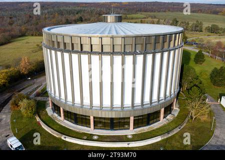 Bad Frankenhausen, Deutschland. November 2023. Das mit einer Fotodrohne fotografierte Panoramamuseum soll vor dem 500. Jahrestag der Bauernkriege 2025 renoviert werden. Die äußere Betonkonstruktion des Museums, die „Wetterschale“, muss erneuert werden. Das Gebäude beherbergt ein monumentales Gemälde des Leipziger Malers Werner Tübke über den deutschen Bauernkrieg. Quelle: Michael Reichel/dpa/Alamy Live News Stockfoto