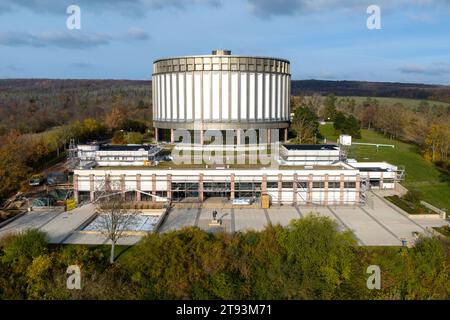 Bad Frankenhausen, Deutschland. November 2023. Das mit einer Fotodrohne fotografierte Panoramamuseum soll vor dem 500. Jahrestag der Bauernkriege 2025 renoviert werden. Die äußere Betonkonstruktion des Museums, die „Wetterschale“, muss erneuert werden. Das Gebäude beherbergt ein monumentales Gemälde des Leipziger Malers Werner Tübke über den deutschen Bauernkrieg. Quelle: Michael Reichel/dpa/Alamy Live News Stockfoto