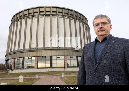 Bad Frankenhausen, Deutschland. November 2023. Gerd Lindner, Museumsdirektor, steht vor dem Panoramamuseum, das vor dem 500. Jahrestag der Bauernkriege 2025 saniert werden soll. Die äußere Betonkonstruktion des Museums, die „Wetterschale“, muss erneuert werden. Das Gebäude beherbergt ein monumentales Gemälde des Leipziger Malers Werner Tübke über den deutschen Bauernkrieg. Quelle: Michael Reichel/dpa/Alamy Live News Stockfoto