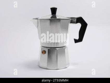 Moka-Topf auf weißem Hintergrund. Kaffeemaschine Stockfoto