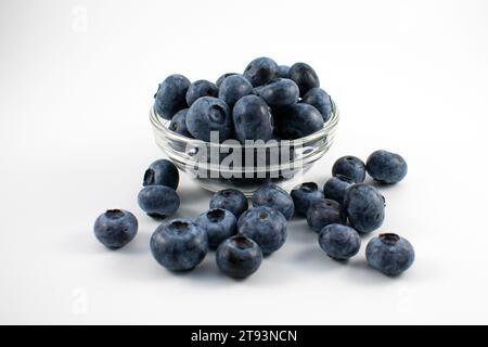 Nahaufnahme oben oben unten Foto von Heidelbeeren in einer kleinen Glasschale Stockfoto