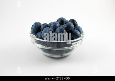 Nahaufnahme oben oben unten Foto von Heidelbeeren in einer kleinen Glasschale Stockfoto