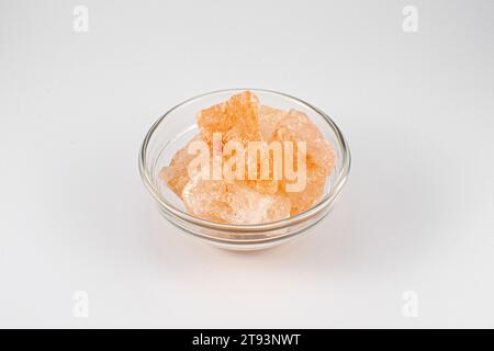 Rosa Himalaya-Salz in einem Glas-Ramekin Stockfoto