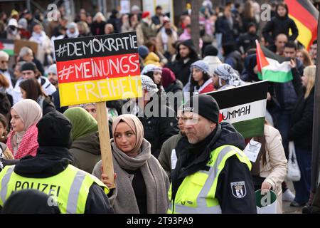 Berlin, Deutschland, DEU - Pro-palaestinensische Großdemonstration 18.11.2023, Berlin, Deutschland, DEU - Pro-palaestinensische Großdemonstration. Demonstrantin mit einem Plakat mit der Aufschrift: Demokratie Meinungsfreiheit. Palaestinenser und politische Gruppierungen demonstrieren für Frieden im Nahen Osten und einen sofortigen Waffenstillstand. Berlin Berlin Deutschland *** Berlin, Deutschland, DEU Pro palästinensische Großdemonstration 18 11 2023, Berlin, Deutschland, DEU Pro palästinensische Großdemonstration Demonstrator mit einem Plakat mit der Aufschrift Demokratie Meinungsfreiheit Palästina Stockfoto