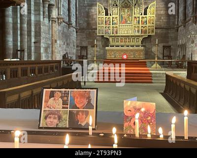 Ein Foto der vier Teenager Jevon Hirst, Harvey Owen, Wilf Fitchett und Hugo Morris, die bei einem Autounfall in Snowdonia, Nordwales, durch Kerzen und eine Sympathiekarte in der Shrewsbury Abbey ums Leben kamen, wo die Menschen am Mittwoch eingeladen wurden, ihren Respekt zu erweisen. Bilddatum: Mittwoch, 22. November 2023. Stockfoto