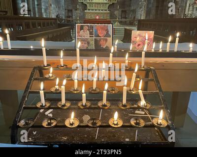 Ein Foto der vier Teenager Jevon Hirst, Harvey Owen, Wilf Fitchett und Hugo Morris, die bei einem Autounfall in Snowdonia, Nordwales, durch Kerzen und eine Sympathiekarte in der Shrewsbury Abbey ums Leben kamen, wo die Menschen am Mittwoch eingeladen wurden, ihren Respekt zu erweisen. Bilddatum: Mittwoch, 22. November 2023. Stockfoto