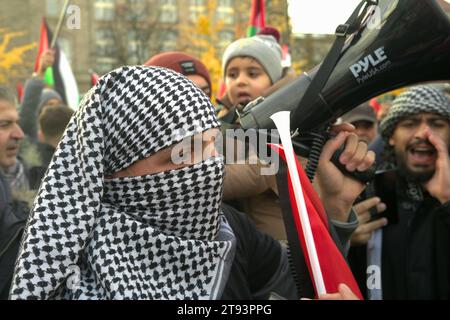 Berlin, Deutschland, DEU - Pro-palaestinensische Großdemonstration 18.11.2023, Berlin, Deutschland, DEU - Pro-palaestinensische Großdemonstration. Palaestinenser und politische Gruppierungen demonstrieren für Frieden im Nahen Osten und einen sofortigen Waffenstillstand. Berlin Berlin Deutschland *** Berlin, Deutschland, DEU pro palästinensische Großdemonstration 18 11 2023, Berlin, Deutschland, DEU Pro palästinensische Großdemonstration Palästinenser und politische Gruppen demonstrieren für Frieden im Nahen Osten und einen sofortigen Waffenstillstand Berlin Berlin Deutschland Stockfoto