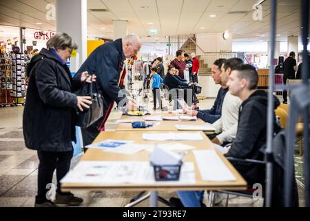 VENLO - Ein Wähler gibt eine Stimme in einer Wahlstation im VieCuri Medical Center ab. Die Niederlande gingen zu den Wahlen zum Repräsentantenhaus. ANP ROB ENGELAAR niederlande aus - belgien aus Stockfoto