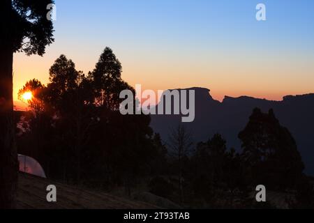 Sonnenuntergang in Campos do Jordao mit dem Gipfel Pedra do Bau. Stockfoto