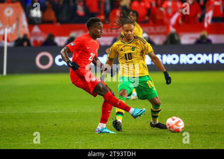 Toronto, Ontario, Kanada, 21. November 2023, Ritchie Laryea #22 kämpft gegen Decordova-Reid #10 beim CONCACAF NATION LEAGUE Spiel Kanada und Jamaika im BMO Field. Stockfoto