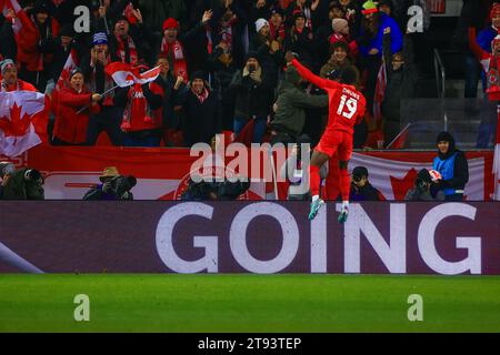 Toronto, Ontario, Kanada, 21. November 2023, A. Davies #19 springt, um sein Tor beim CONCACAF NATION LEAGUE-Spiel Kanada und Jamaika im BMO Field zu feiern. Stockfoto