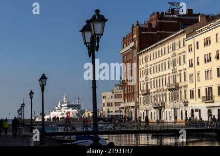 TRIEST, ITALIEN – 19. November 2023: Panoramablick auf den Canal Grande und den architektonischen Komplex des Dammes Stockfoto