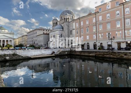 TRIEST, ITALIEN – 19. November 2023: Panoramablick auf den Canal Grande und den architektonischen Komplex des Dammes Stockfoto