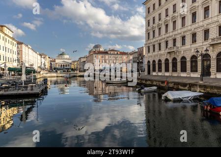 TRIEST, ITALIEN – 19. November 2023: Panoramablick auf den Canal Grande und den architektonischen Komplex des Dammes Stockfoto