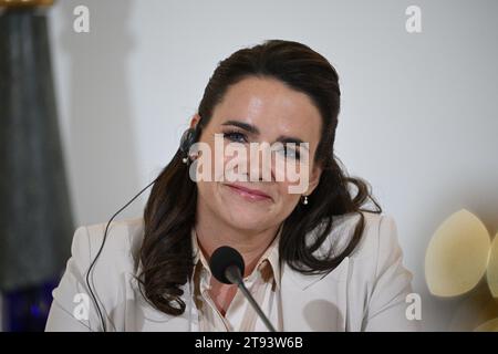 Prag, Tschechische Republik. November 2023. Gipfeltreffen der Präsidenten der Visegrad Four (Tschechien, Slowakei, Ungarn, Polen). Ungarischer Präsident Katalin Novak auf einer gemeinsamen Pressekonferenz in Prag, Tschechische Republik, 22. November 2023. Quelle: Michal Kamaryt/CTK Photo/Alamy Live News Stockfoto