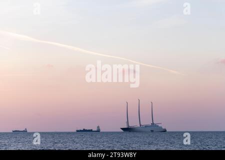 Triest, Italien – 2023, 19. November: Die Segelyacht des russischen Milliardärs Andrej Melnichenko liegt in der Bucht von Triest. Segelyacht A Stockfoto