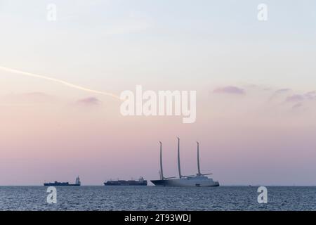 Triest, Italien – 2023, 19. November: Die Segelyacht des russischen Milliardärs Andrej Melnichenko liegt in der Bucht von Triest. Segelyacht A Stockfoto