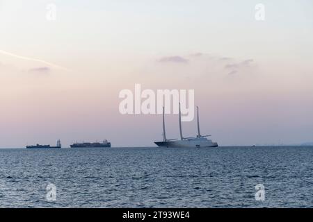 Triest, Italien – 2023, 19. November: Die Segelyacht des russischen Milliardärs Andrej Melnichenko liegt in der Bucht von Triest. Segelyacht A Stockfoto