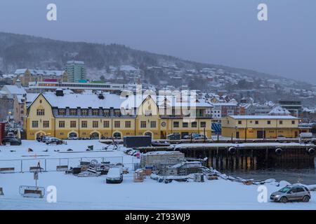 Gebäude entlang des Hafens im Schnee in Harstad, Norwegen, Skandinavien, Europa im Oktober Stockfoto