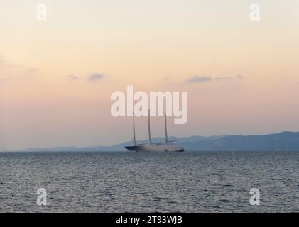 Triest, Italien – 2023, 19. November: Die Segelyacht des russischen Milliardärs Andrej Melnichenko liegt in der Bucht von Triest. Segelyacht A Stockfoto