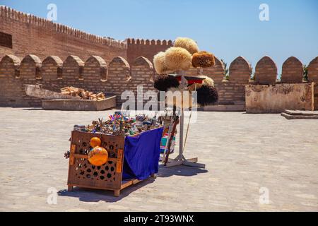 Usbekische traditionelle Kleidung wie Totenkopfmützen und Pelzmützen und andere farbenfrohe Souvenirs, Taschkent, Usbekistan. Stockfoto