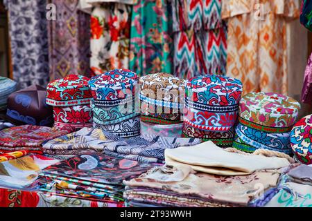 Usbekische traditionelle Kleidung wie Totenkopfkappen und andere farbenfrohe Souvenirs, Taschkent, Usbekistan. Stockfoto