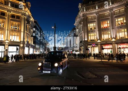 London Pendler in einem London Bus in der Abenddämmerung auf der Oxford Street im Londoner West End, England, Großbritannien Stockfoto