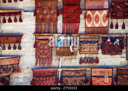 Traditionelle usbekische Teppiche an der Wand in einem Souvenirladen. Stockfoto