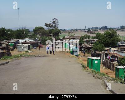 Slutty Town Area in Soweto Township, Provinz Gauteng, Südafrika Schmied viele junge Leute und viele chemische Toiletten. Stockfoto