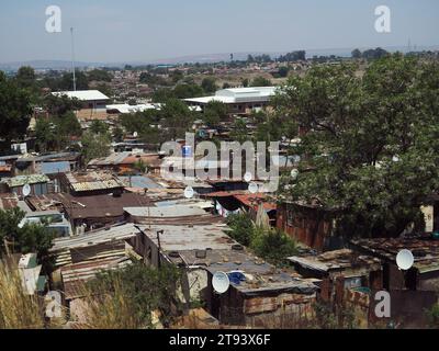 Slumviertel in Soweto Township, Provinz Gauteng, Südafrika, mit vielen Satellitenfernsehschüsseln. Stockfoto