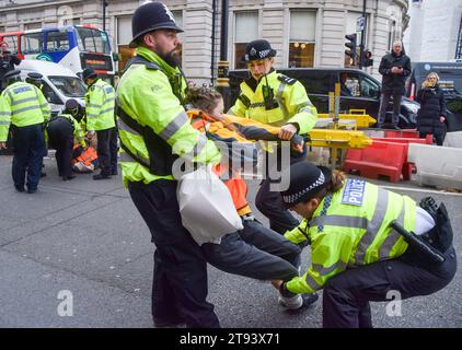 London, Großbritannien. November 2023. Just Stop Oil-Aktivisten werden von Metropolitan Police Polizisten innerhalb von Sekunden verhaftet, nachdem sie die Straße in Whitehall nahe Trafalgar Square betreten haben, während die Klimaschutzgruppe ihre Proteste gegen neue Lizenzen für fossile Brennstoffe fortsetzt. Quelle: Vuk Valcic/Alamy Live News Stockfoto