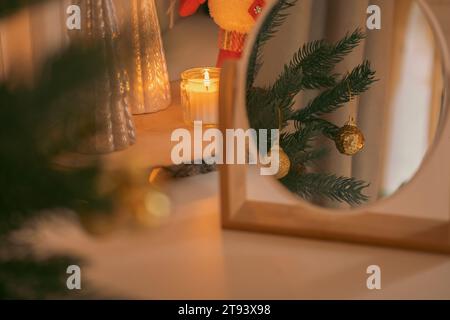 Wunderschöner und dekorierter Weihnachtsbaum im Spiegel. Weihnachtsstimmung. Tolles Foto für Grußkarte. Boho Skandinavisches Design. Schließen Stockfoto