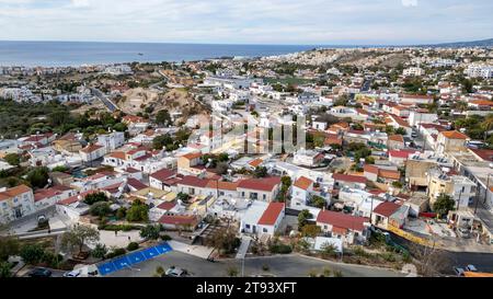 Drohnenansicht des Mouttalos-Gebiets in der Altstadt von Paphos, Paphos, Republik Zypern. Stockfoto