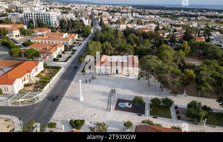 Drohnenansicht des Rathauses von Paphos, Platz am 28. Oktober, Paphos, Republik Zypern. Stockfoto