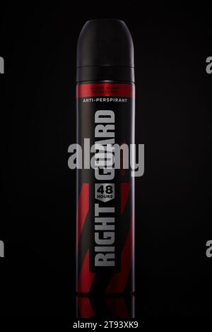 Mansfield, Nottingham, Vereinigtes Königreich, 22. November 2023: Studio-Produktbild des Right Guard Deodorants, Right Guard ist eine amerikanische Marke. Stockfoto