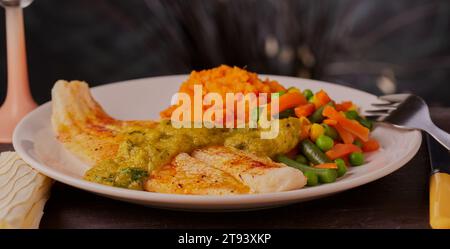 Fischfilet mit Süßkartoffeln, Gemüse und einer Fischsauce. Stockfoto