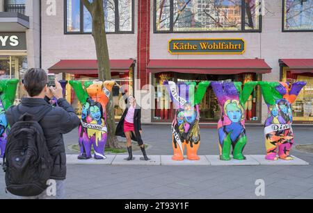 Touristen, Buddy-Bären, Joachimsthaler Platz, Kurfürstendamm, Charlottenburg, Berlin, Deutschland *** Lokalunterschrift *** , Berlin, Deutschland *** Touristen, Buddy Bears, Joachimsthaler Platz, Kurfürstendamm, Charlottenburg, Berlin, Deutschland Lokalunterschrift , Berlin, Deutschland Stockfoto